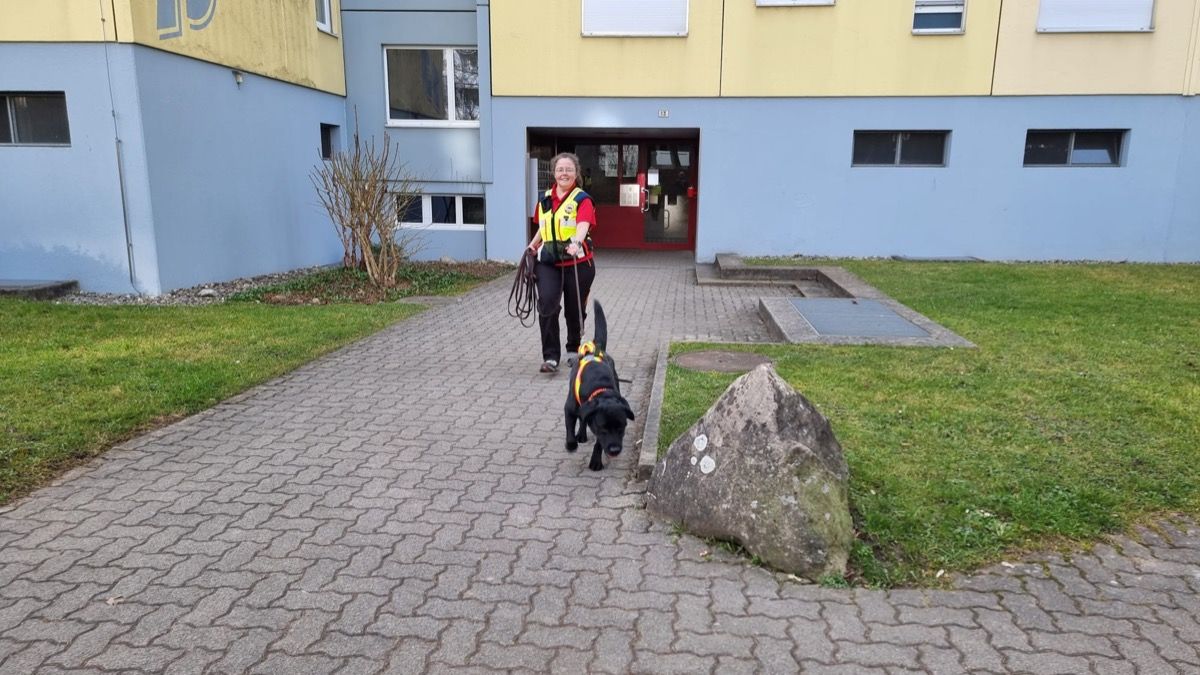 Manuela und Nino trailen auf einem Weg zwischen Wohnhäusern auf die Kamera zu.