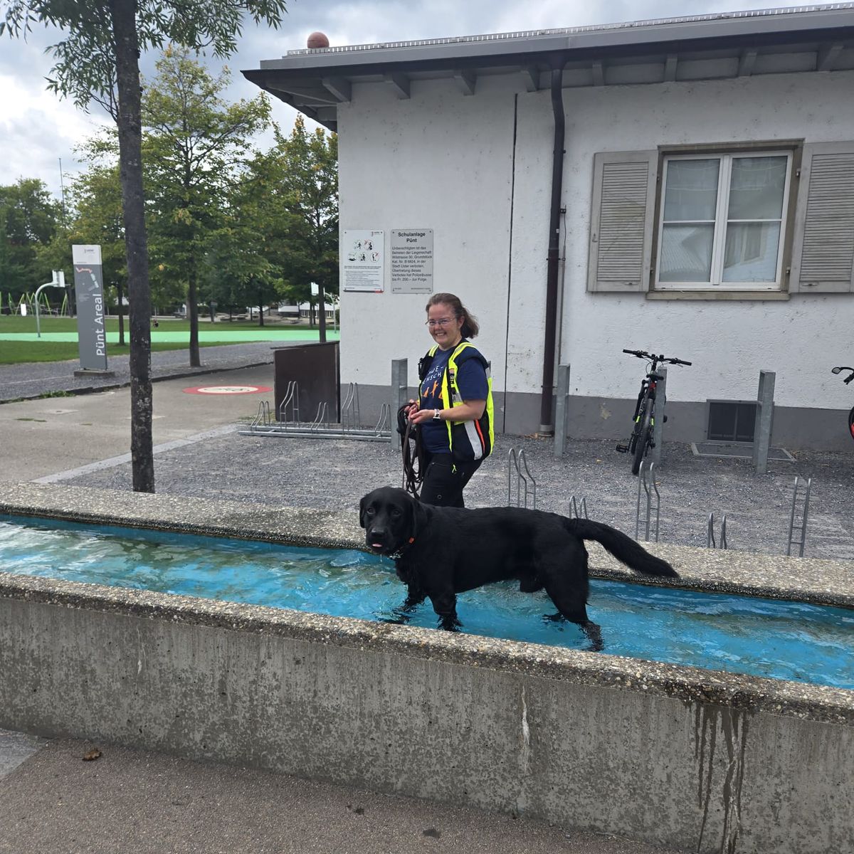 Nino steht im Wasser, daneben steht Manuela und lacht in die Kamera.