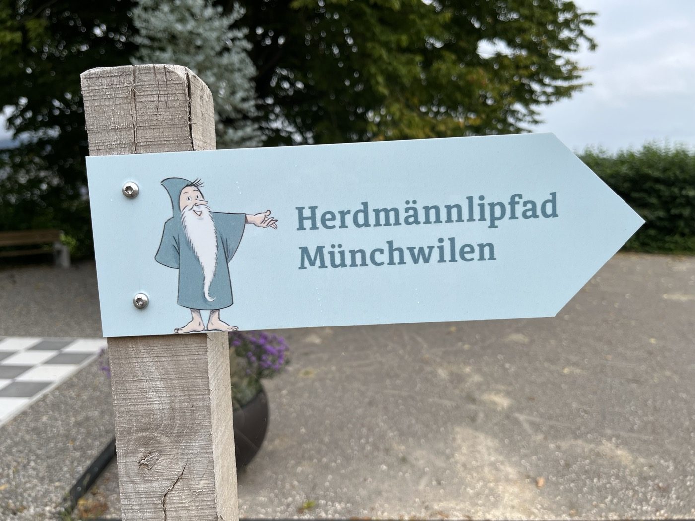 Wegweiser „Herdmännlipfad Münchwilen“ am Waldrand.